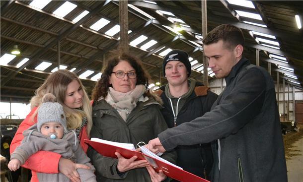 Anna Döscher (von links, mit Sohn Theo), Hiltrud Bredehöft, Felix Döscher und Dirk Bredehöft dürfen nicht dort bauen, wo sie wollen.