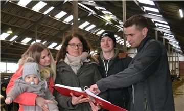 Anna Döscher (von links, mit Sohn Theo), Hiltrud Bredehöft, Felix Döscher und Dirk Bredehöft dürfen nicht dort bauen, wo sie wollen.