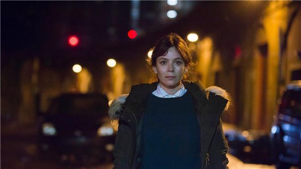 Anna Friel als Marcella.