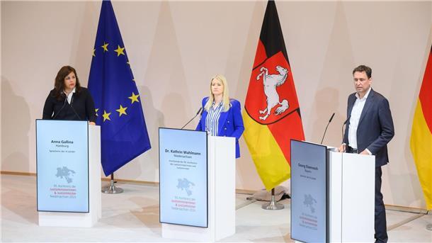 Minister wollen Bundesverfassungsgericht besser schützen Anna Gallina (l-r, Grüne), Justizsenatorin Hamburg, Kathrin Wahlmann (SPD), Justizministerin Niedersachsen, und Georg Eisenreich (CSU), Justizminister Bayern.