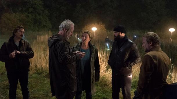 Anna Janneke (Margarita Broich) und ihre Kollegen suchen in der Nacht nach einem vermissten Polizisten.