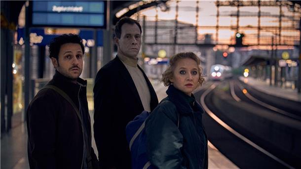 Anna Maria Mühe als Sophia, Marc Hosemann als Morten und Dimitrij Schaad als Reiner in einer Szene des Films „Sophia, der Tod und ich“.