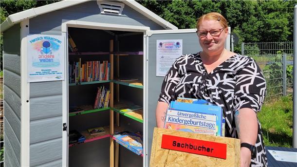 Anna Robertson hat auf dem Nordholzer Bahnhofsgelände einen Kinderbücherschrank aufgestellt.