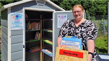 Anna Robertson hat auf dem Nordholzer Bahnhofsgelände einen Kinderbücherschrank aufgestellt.