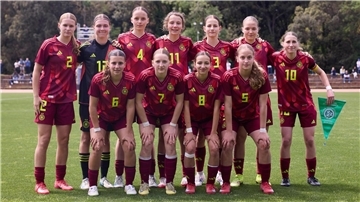 Anna Tobaben (hintere Reihe, Dritte von links) mit dem Team beim offiziellen Mannschaftsfoto.