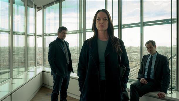 Brisanter Thriller mit Starbesetzung: „Wahrheit oder Lüge“ Annabelle (Natalia Wörner) wird von John (Fritz Karl, l) und Tom (Marc Hosemann) im Anwaltsbüro erwartet.