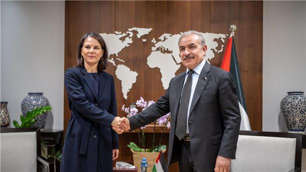 Baerbock in Nahost - Zwischen Staatsräson und Humanität Annalena Baerbock (Bündnis90/Die Grünen), Außenministerin von Deutschland, spricht mit Mohammed Schtaje, Ministerpräsident der Palästinensichen Autonomiebehörde.