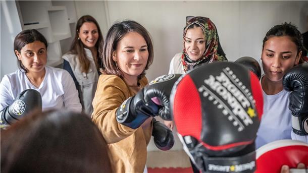 Annalena Baerbock hat sich Boxhandschuhe angezogen und nimmt an der Sporttherapie teil.