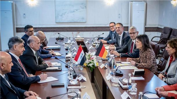 Kampf gegen IS: Deutschland und USA sichern Irak Hilfe zu Annalena Baerbock im Gespräch mit Fuad Hussein.