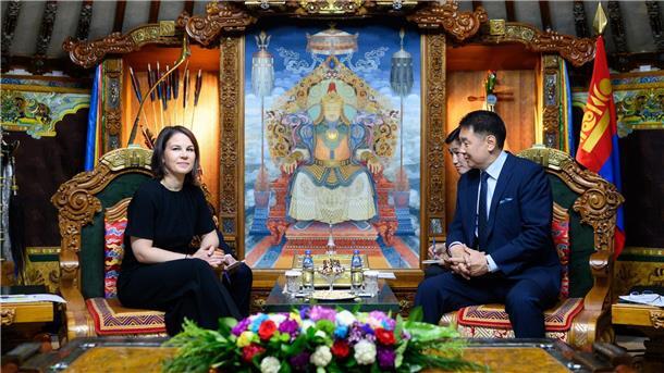Deutschland und Mongolei gegen Wirtschaft als Waffe Annalena Baerbock (l.) im Gespräch mit Ukhnaa Khurelsukh, dem Staatspräsidenten der Mongolei.