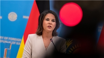 Annalena Baerbock nimmt auf ihrer Reise nach Kasachstan und Usbekistan an einer Pressekonferenz teil.