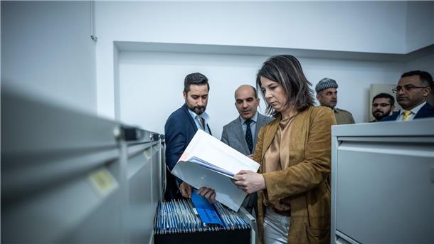 Annalena Baerbock schaut sich Akten im Dokumentationszentrum für die Verbrechen des IS an.