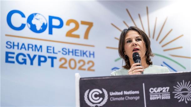 Die Klimakonferenz, eine Baustelle Annalena Baerbock spricht beim UN-Klimagipfel COP27 auf einer Konferenz.