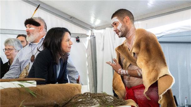 Baerbock gibt Kulturgüter an Aborigine-Stamm zurück Annalena Baerbock spricht mit Vertreterinnen und Vertretern des Volkes der Kaurna bei einer Zeremonie zur Rückführung von Kulturgütern.
