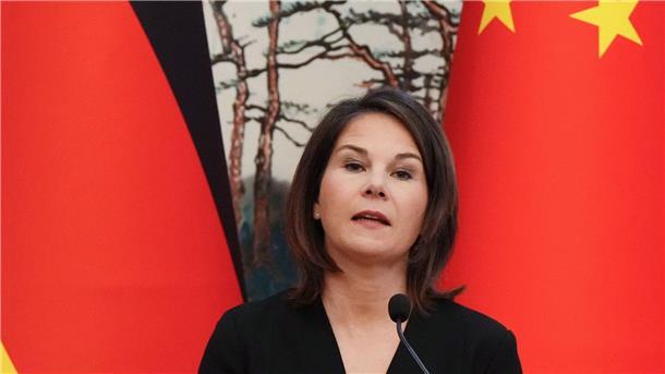Annalena Baerbock steht im Staatsgästehaus Diaoyutai während einer Pressekonferenz Rede und Antwort.