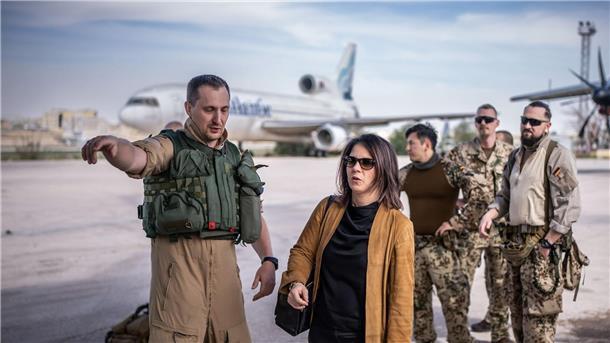 Kampf gegen IS: Deutschland und USA sichern Irak Hilfe zu Annalena Baerbock steigt in Amman in ein Transportflugzeug um.