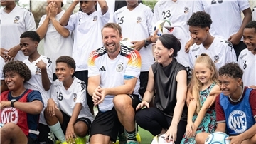 Annalena Baerbock trifft den deutschen Coach Timo Jankowski, der den Fußball-Nachwuchs Fidschis trainiert.