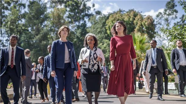 Annalena Baerbock und Catherine Colonna (l) zu Gast bei Äthiopiens Präsidentin Sahle-Work Zewde (M) in Addis Adeba.