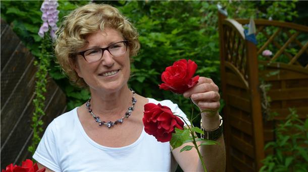 Anne Allmers hegt und pflegt auf ihrem Grundstück am Heetweg in Nordenham rund 200 Rosensorten.