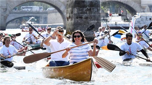 Pariser Bürgermeisterin will im Juli in die Seine springen Anne Hidalgo (vorne) paddelt auf der Seine.