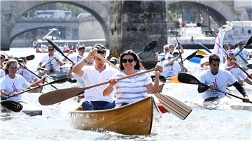 Anne Hidalgo (vorne) paddelt auf der Seine.