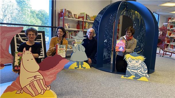 Anne Humboldt, Leiterin der Georg-von-der-Vring-Bibliothek , Andrea Roccor, Koordinatorin beim Refugium Wesermarsch, Künstler und Bühnenbildner Uli Thul und Barbara Müller, Initiatorin des Mumin-Projektes von der Kunstschule im Packhaus (von links), stellten nun die Module des Projekts Sonnenstunden vor.