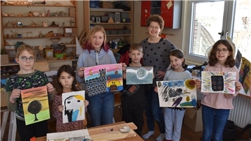 Anne Humboldt mit einigen der Kinder der Kunstwerkstatt.