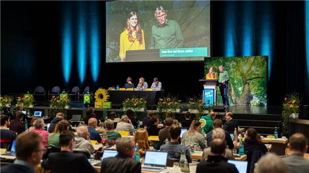 Grüne fordern staatliche Jobgarantie Anne Kura (2.v.r) und Hans-Joachim Janßen (r), beide Landesvorsitzende von Bündnis 90/Die Grünen Niedersachsen, beim Landesparteitag.