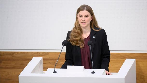 Grüne verurteilen Angriff auf Politiker Anne Kura (Grüne), Fraktionsvorsitzende, spricht im Landtag Niedersachsen.