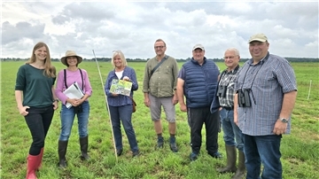 Anne Kura (MdL und Co-Vorsitzende der Grünen Landtagsfraktion, von links) mit Sylke Bischoff (Leiterin des Wiesenvogelschutzprojekt), Renate Warren und Sven Kielau von den Kreis-Grünen, Landwirt Michael Norden,Jäger Gerhard Hinck und der Naturschutzbeauftragte des Nordkreises, Detlef Ertel.