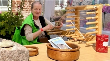Anne Marx vom Bronzezeithaus zeigte, wie die Bändchenweberei funktioniert.
