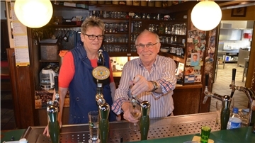 Anne und Gerfried Hülsmann betreiben das Bier-Café in Rodenkirchen seit fast 50 Jahren. Jetzt steht die Immobilie zum Verkauf.