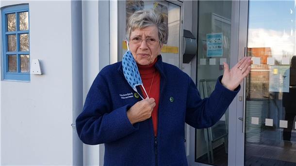 Annegret Martens vor dem Nationalparkhaus und Museum Fedderwardersiel. Für den Eintritt gilt: Maske auf.