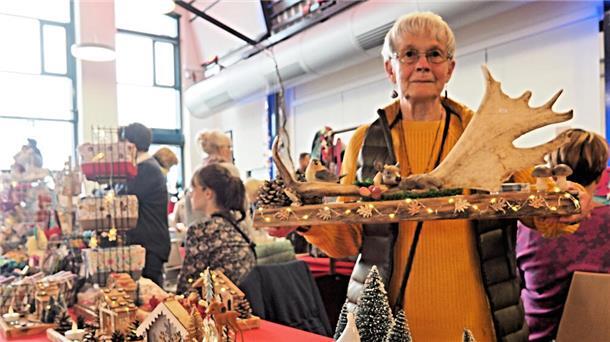 Annegret Wintjen aus Beverstedt zeigte beim Kunsthandwerkermarkt ihre mit Ehemann Adolf gemeinsam hergestellten weihnachtlichen Holzarbeiten.
