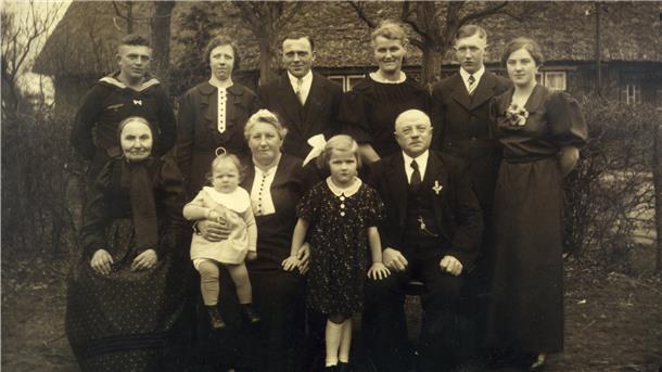Annemarie Gerken (rechts) im Kreise ihrer Familie in Iselersheim.