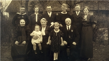 Annemarie Gerken (rechts) im Kreise ihrer Familie in Iselersheim.
