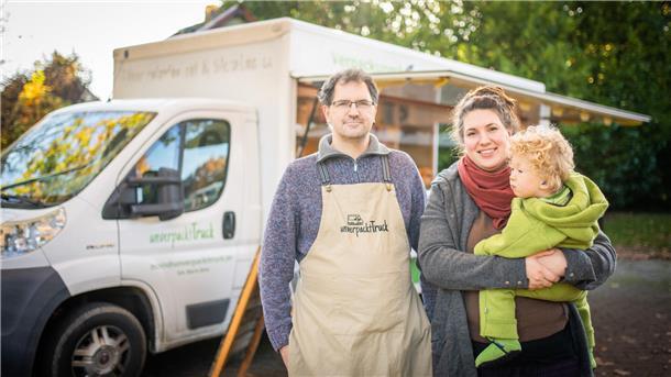 Annemarie und Mario Bink (hier mit Sohn Aaron) kommen mit ihrem Unverpackt-Truck vorerst nicht mehr zum Wochenmarkt in Nordenham.