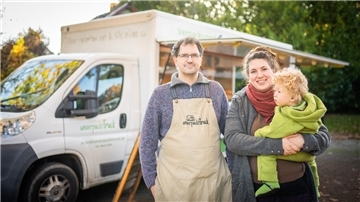 Annemarie und Mario Bink (hier mit Sohn Aaron) kommen mit ihrem Unverpackt-Truck vorerst nur noch mittwochs von 16 bis 18 Uhr nach Wremen und samstags zum Wochenmarkt in Cuxhaven.