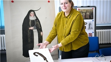Annette Schieck, Leiterin des Deutschen Textilmuseums in Krefeld, zeigt bei der Präsentation bedeutender Textilfunde aus dem 16. und 17. Jahrhundert ein Horn aus Stoff. Es ist eine Besonderheit in Bremen.