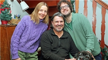 Annette und Andreas Borbe mit Sohn Johannes und Familienhündin Rosa.