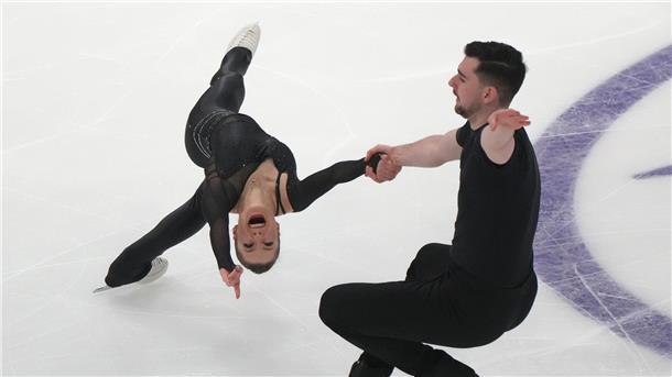 Annika Hocke (l) und Robert Kunkel sind nach dem Kurzprogramm bei der Eiskunstlauf-EM Fünfter.