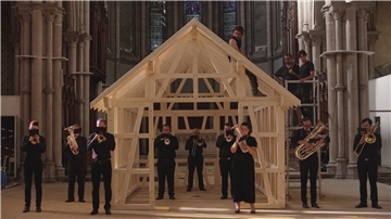 Annika Kahrs lässt für ihr Video „Chant des Maisons“ gleichzeitig Handwerker und Musiker in einer verlassenen Kirche agieren.