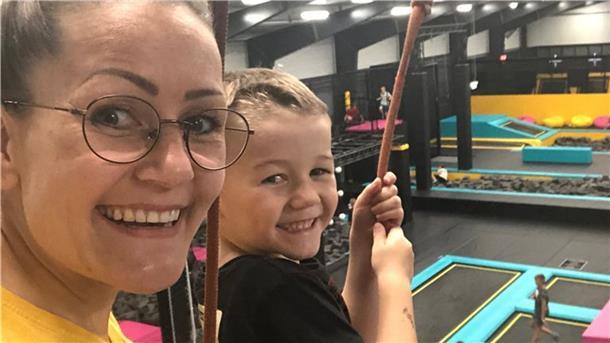 Annika Knüdel mit ihrem Sohn Mads. Der Sechsjährige geht in die 1. Klasse. Wenn seine Mama nachmittags arbeiten geht, dann wird er im Hort betreut. Eine Lösung, die für die Alleinerziehende kostspielig ist.