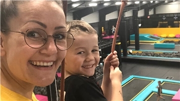 Annika Knüdel mit ihrem Sohn Mads. Der Sechsjährige geht in die 1. Klasse. Wenn seine Mama nachmittags arbeiten geht, dann wird er im Hort betreut. Eine Lösung, die für die Alleinerziehende kostspielig ist.