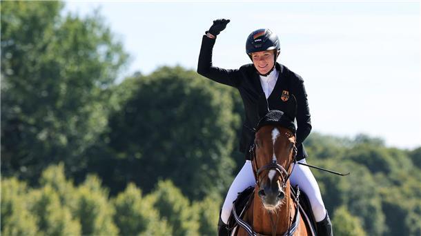Schwere Beine und Fahrkarte: Zillekens macht Olympia-Frieden Annika Zillekens jubelt nach einem fehlerfreien Finalritt.