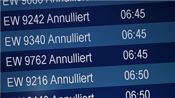 „Annulliert“ Flüge auf einer Anzeigetafel am Flughafen Düsseldorf.