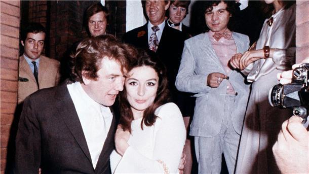Die Vielgeliebte des französischen Films: Anouk Aimée Anouk Aimée und Albert Finney nach ihrer standesamtlichen Hochzeit im August 1970 in London.