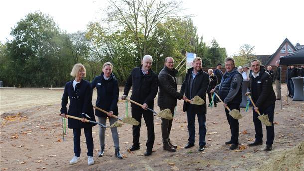 Anpacken für den Neubau: (von links): Heide Cordes, Vorsitzende Seniorenbeirat Gnarrenburg, Johanna Kaller, Geschäftsführerin SeniorenConcept Bau GmbH, Martin Frank, Diakoniestation des Ev.-luth. Kirchenkreises Bremervörde-Zeven gGmbH, Axel Renken, Ex-Bürgermeister Gemeinde Gnarrenburg, Marc Breitenfeld, Bürgermeister Gemeinde Gnarrenburg, Norbert Steffens, Ev.-luth. Kirchengemeinde Gnarrenburg, Lutz Mosel, Geschäftsführer SeniorenConcept Bau GmbH.