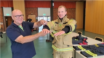 Anprobe: Jakob Thümler aus Elsfleth (rechts) probiert zusammen mit Carsten Winkler von der Firma Viking die neue Bekleidung an.