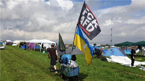 Anreise zum Deichbrand 2023: Das Festival startet mit Stau, Schlamm und Spaß.